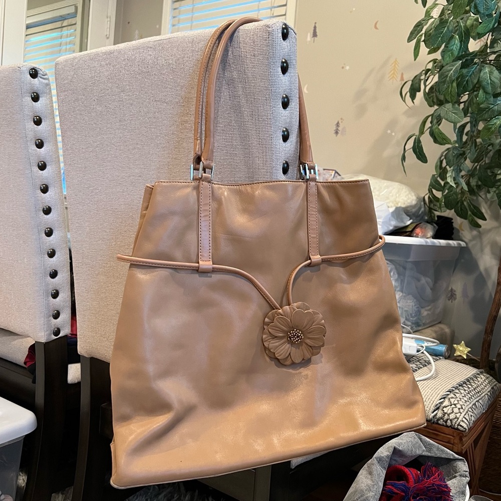 Classiques Entier Solid Handbag With Large Flower - image 1